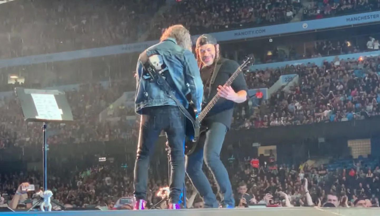 Rokgrupas "Metallica" basģitārists Roberto Truhiljo un ģitārists Kērks Hamets
