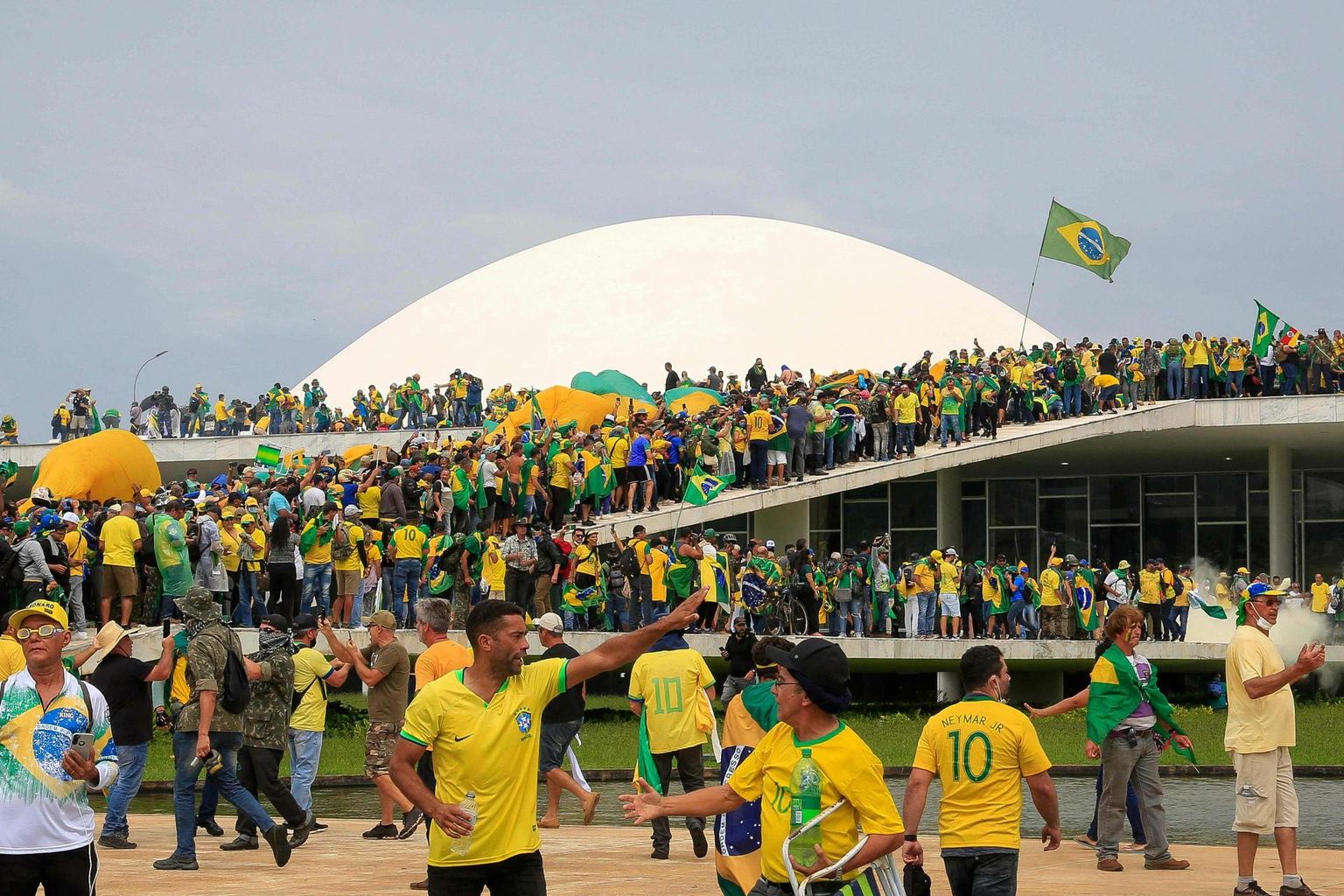 Brasiilia Kongressi hoone üle võtnud ekspresident Jair Bolsonaro toetajad. 