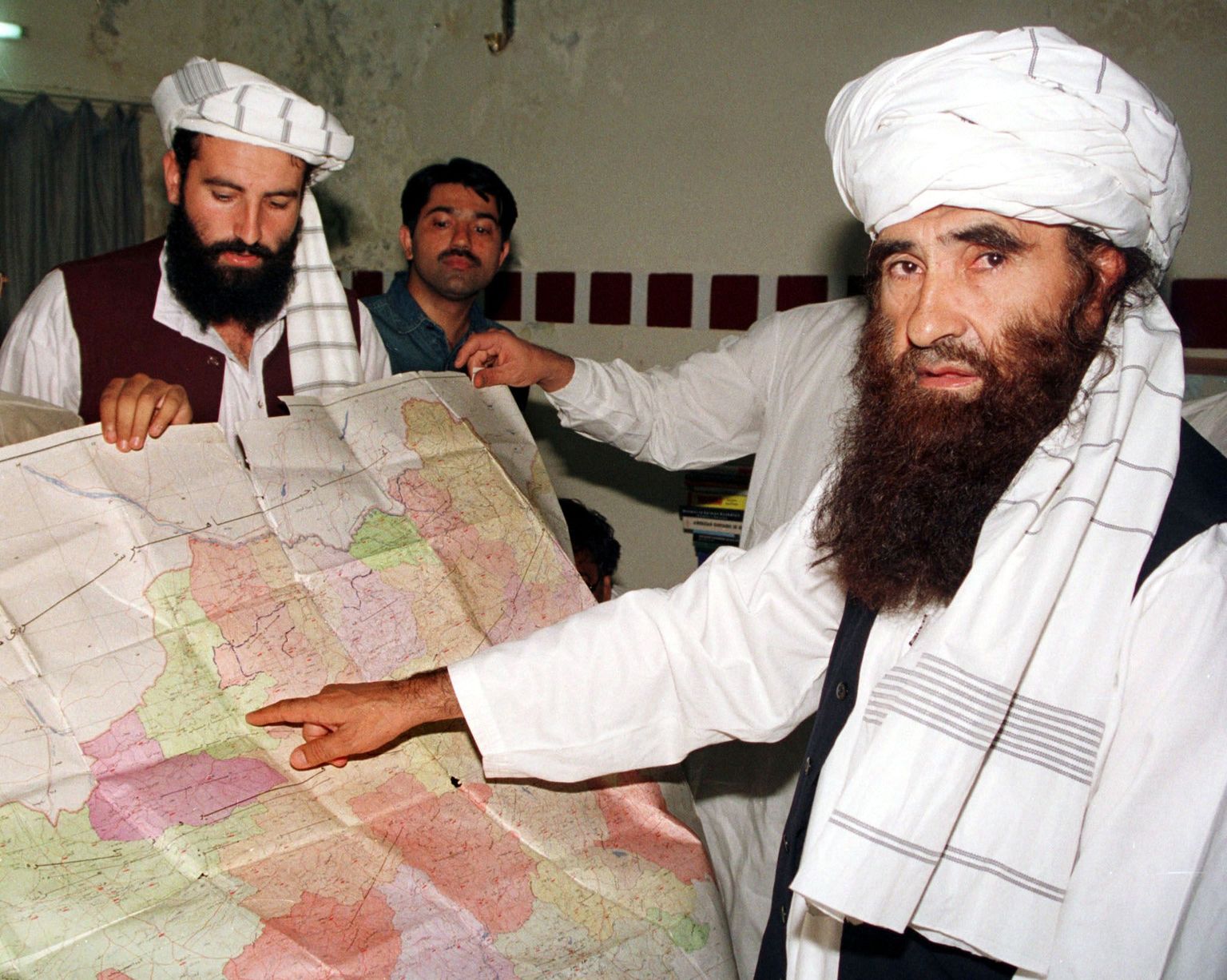 Rühmituse asutaja Jalaluddin Haqqani (paremal) on praegu Talibani hõimusuhete minister, Kaardi teist serva hoiab üks tema poegadest, Naziruddin, kes tapeti möödunud aastal.