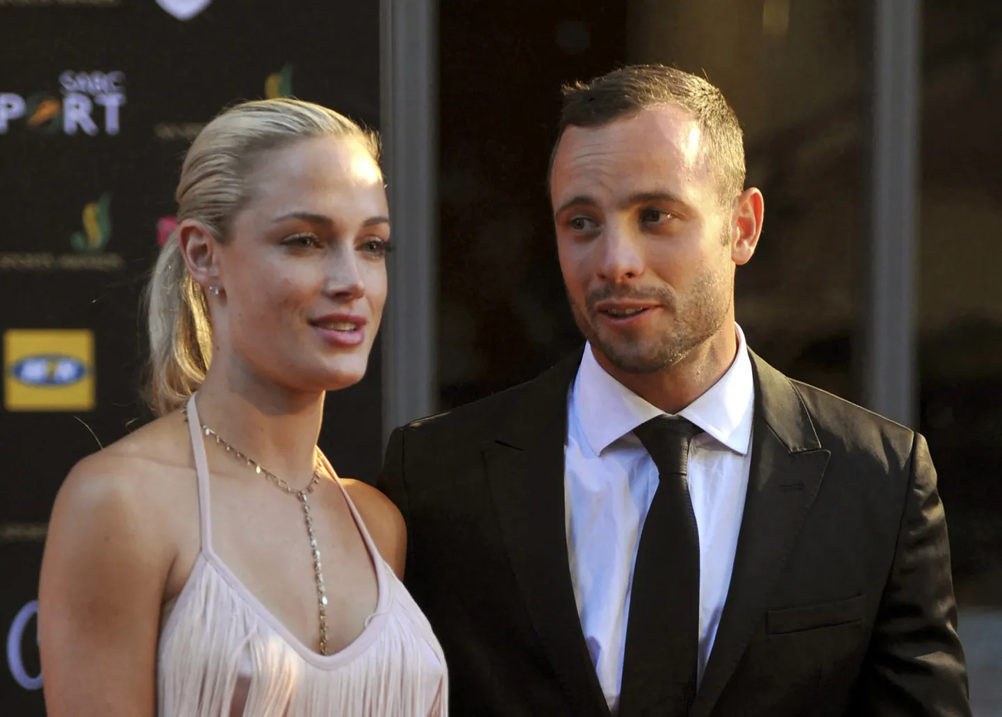 Oscar Pistorius (paremal) pääseb pärast 10-aastast vangistust vabadusse. Ta teenis vanglakaristuse enda tüdruksõbra Reeva Steenkampi mõrva eest.
