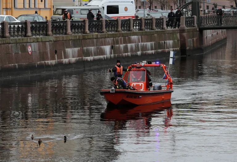 Venemaa politsei paadiga Peterburi Moika jõel, kuhu ajaloolane Oleg Sokolov viskas prügikotid, milles olid tapetud kallima kehaosad.