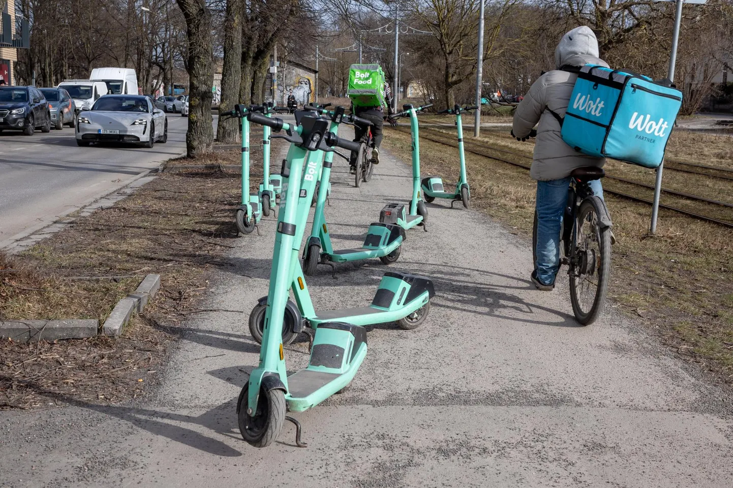 Linn hakkab reguleerima renditavate tõukside kasutamist. Pildil valesti pargitud elektritõukerattad Kalamajas Põhja puiesteel.