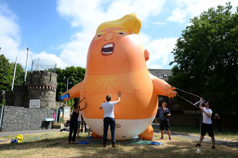 Homme on kavas lennutada Londonis Westministeri kohal Beebi-Trumpi õhupalli, mida katsetati mõne päeva eest.