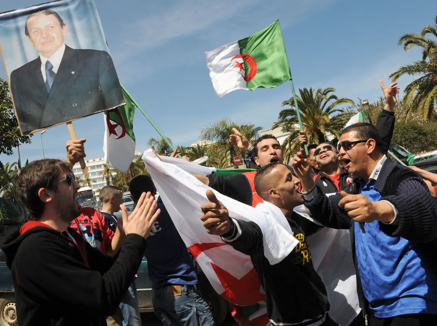 Abdelaziz Bouteflika tagasivalimist tänavatel tähistavad alžeerlased.