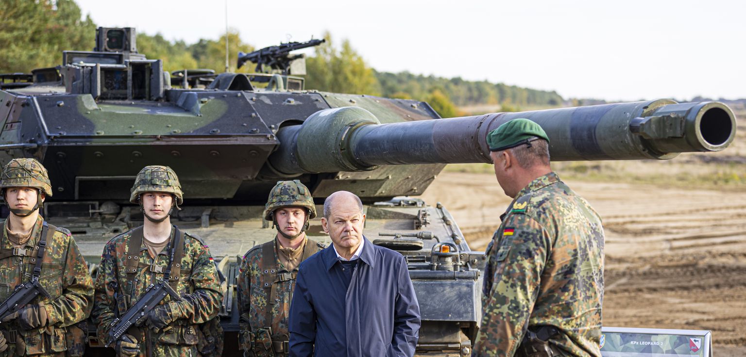 Канцлер Германии Олаф Шольц, который подвергается критике за то, что не поставляет его Украине. перед танком "Леопард-2",