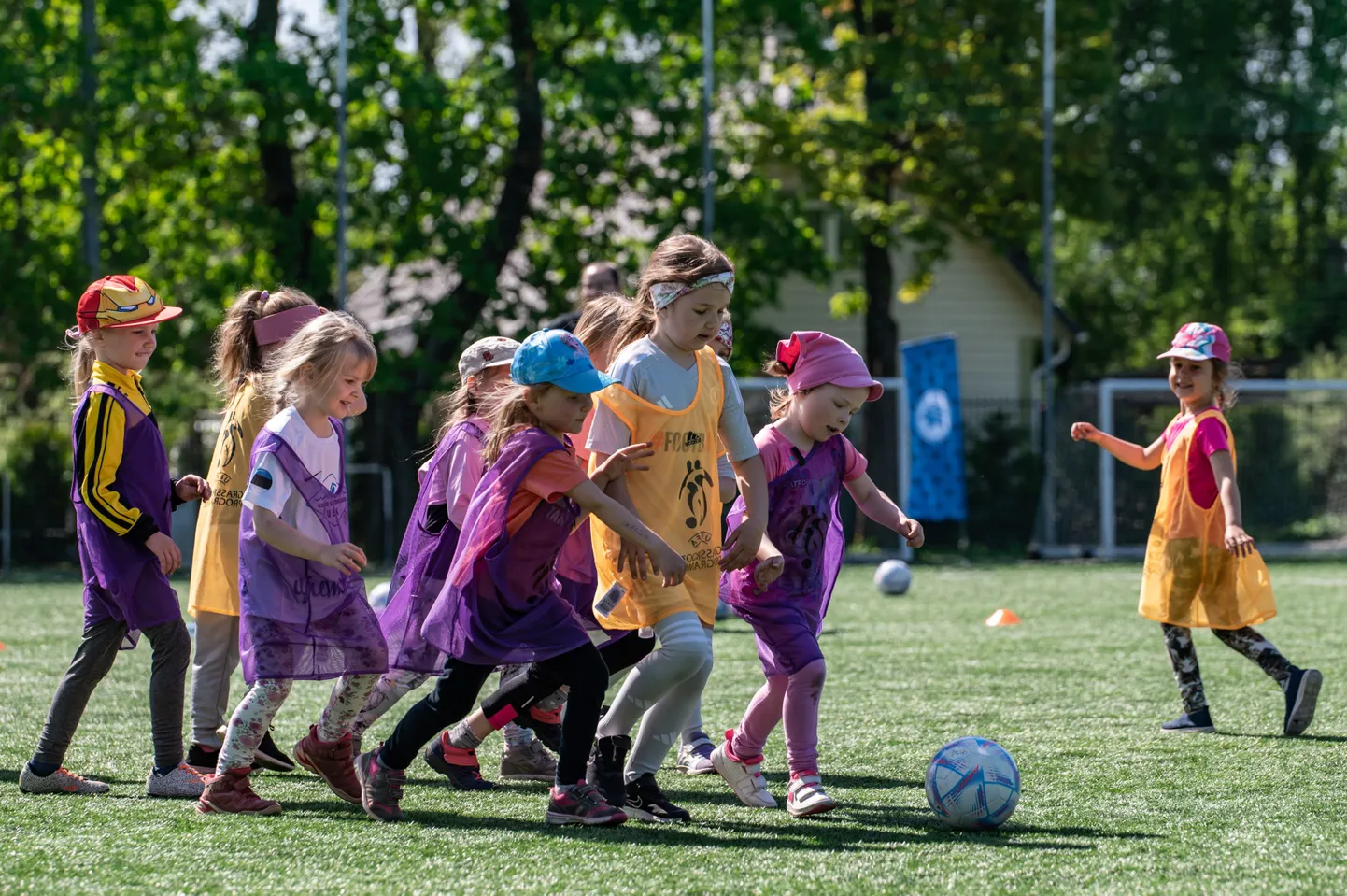 Летом Эстонский футбольный союз организует летние лагеря для девочек.