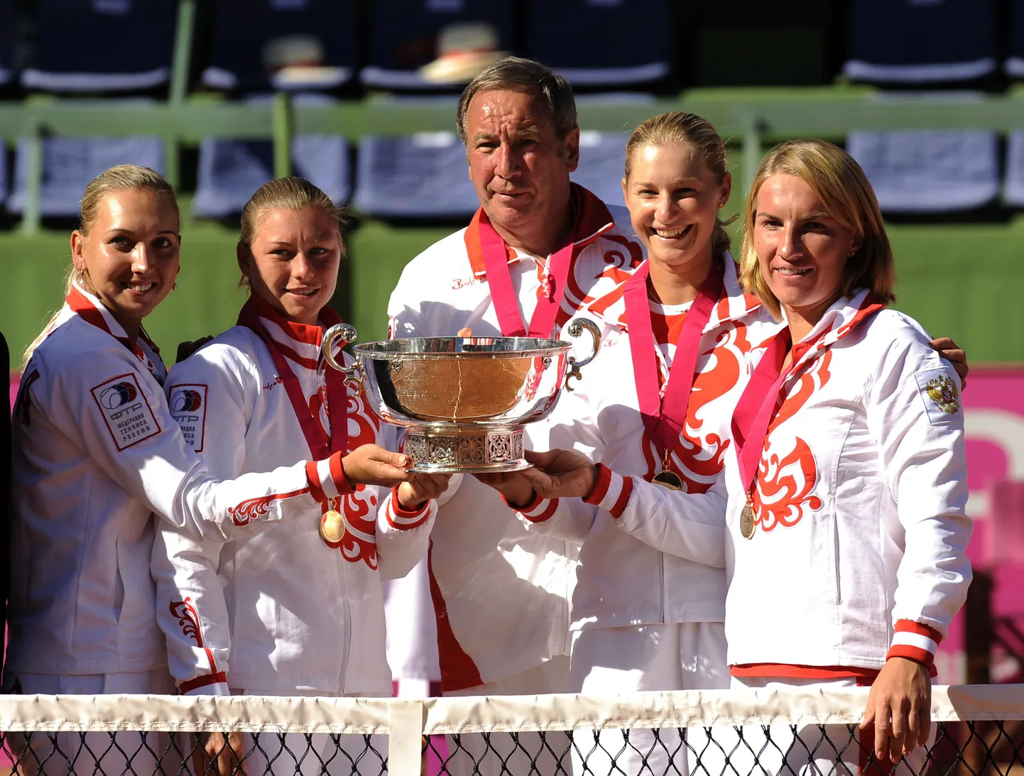 Venemaa tennisenaiskond koosseisus (vasakult) Jelena Vesnina, Vera Zvonarjova, Jekaterina Makarova ja Svetlana Kuznetsova, keskel treener Šamil Tarpištšev.