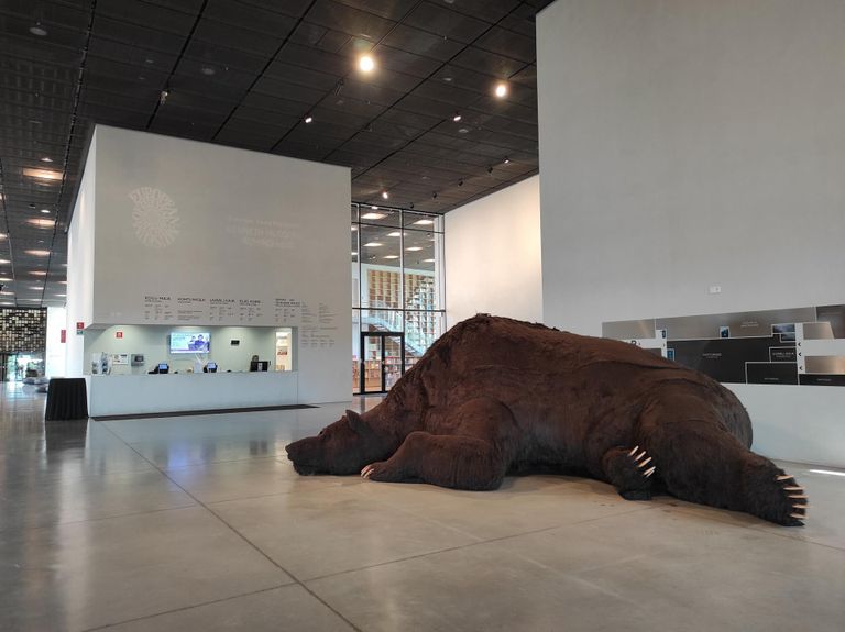 Eesti Rahva Muuseumi külastajat tervitab magav hiiglaslik Mihhail Mihhailovitš kunstnik Maria Tregubovalt.
