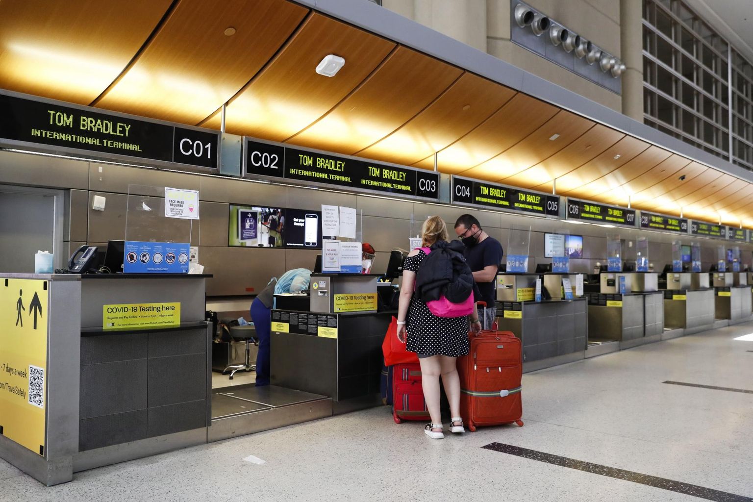 Inimesed registreeruvad selle kuu hakul lennule Los Angelese lennujaama rahvusvaheliste lendude terminalis. ELi üleskutsetest hoolimata ei leevendanud USA suve kestel eurooplastele kehtivaid reisipiiranguid, viidates koroonaviiruse Delta tüve levikule. 