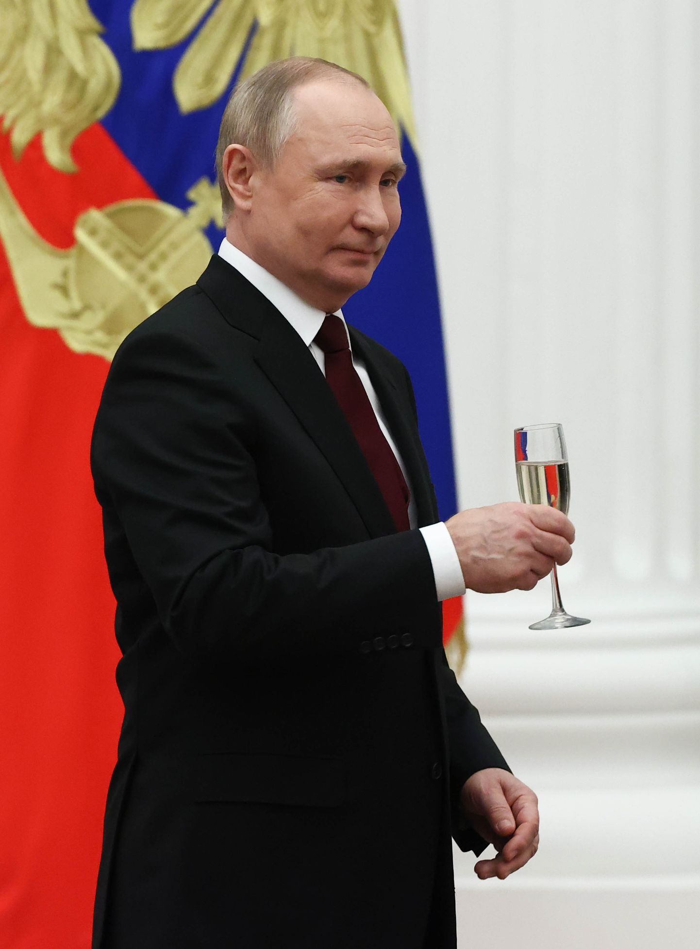 Venemaa president Vladimir Putin 2. veebruaril 2022 Kremlis šampanjaklaasiga. Ta andis üle riiklikud autasud teadus-, tervishoiu-, lennundus- ja ärivaldkonnas