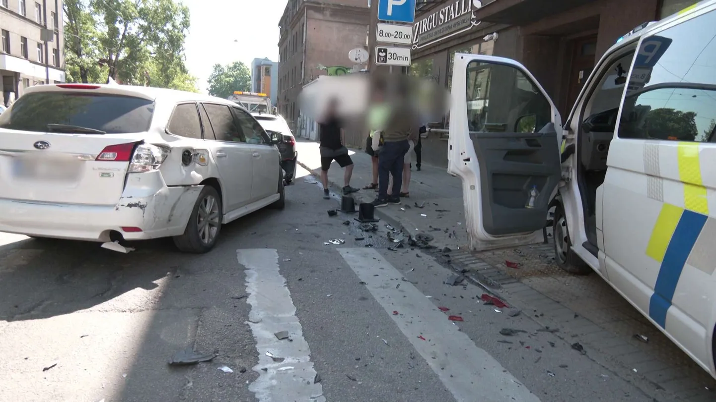 Braucot uz izsaukumu, policijas spēkrats Rīgā saskrienas ar vieglo auto