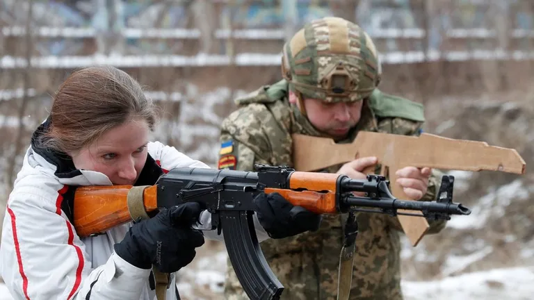 Украина призывает не раздувать панику, но готовится к худшему. Это - учения резервистов под Киевом