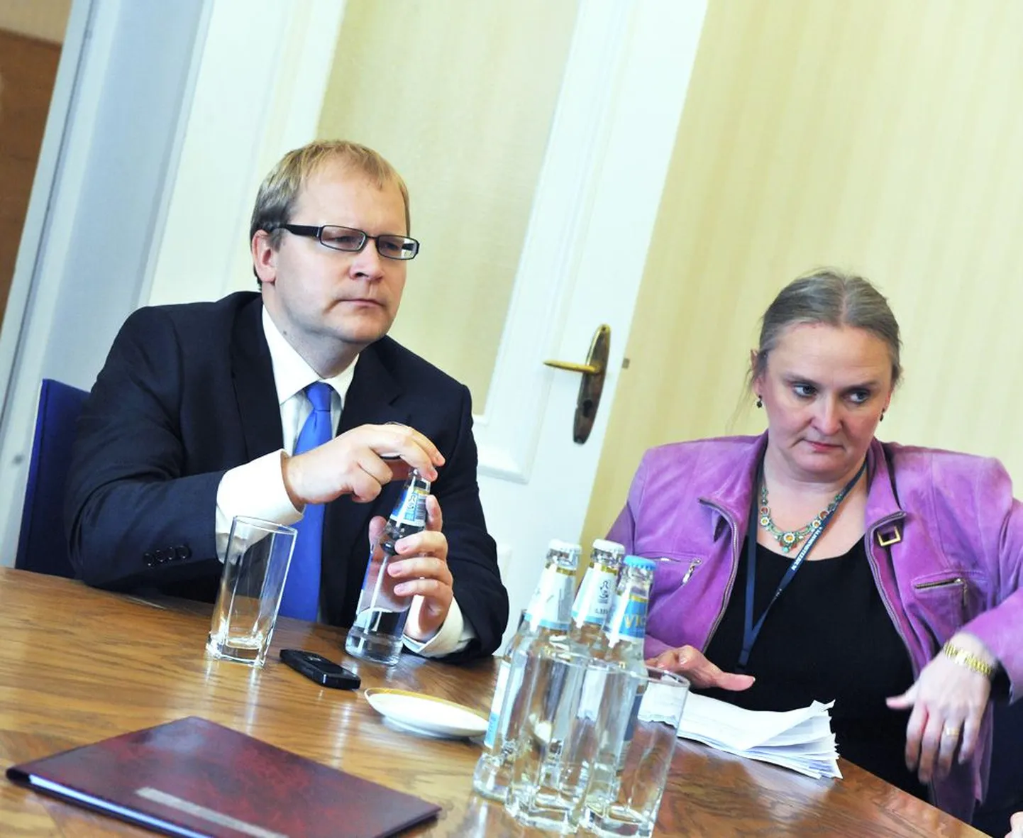 Eile andis riigikogu väliskomisjonile Markovi ja Jakemenko viisaskandaali kohta seletusi välisminister Urmas Paet, keda saatis juriidiliste küsimuste asekantsler Aino Leppik von Wirén.