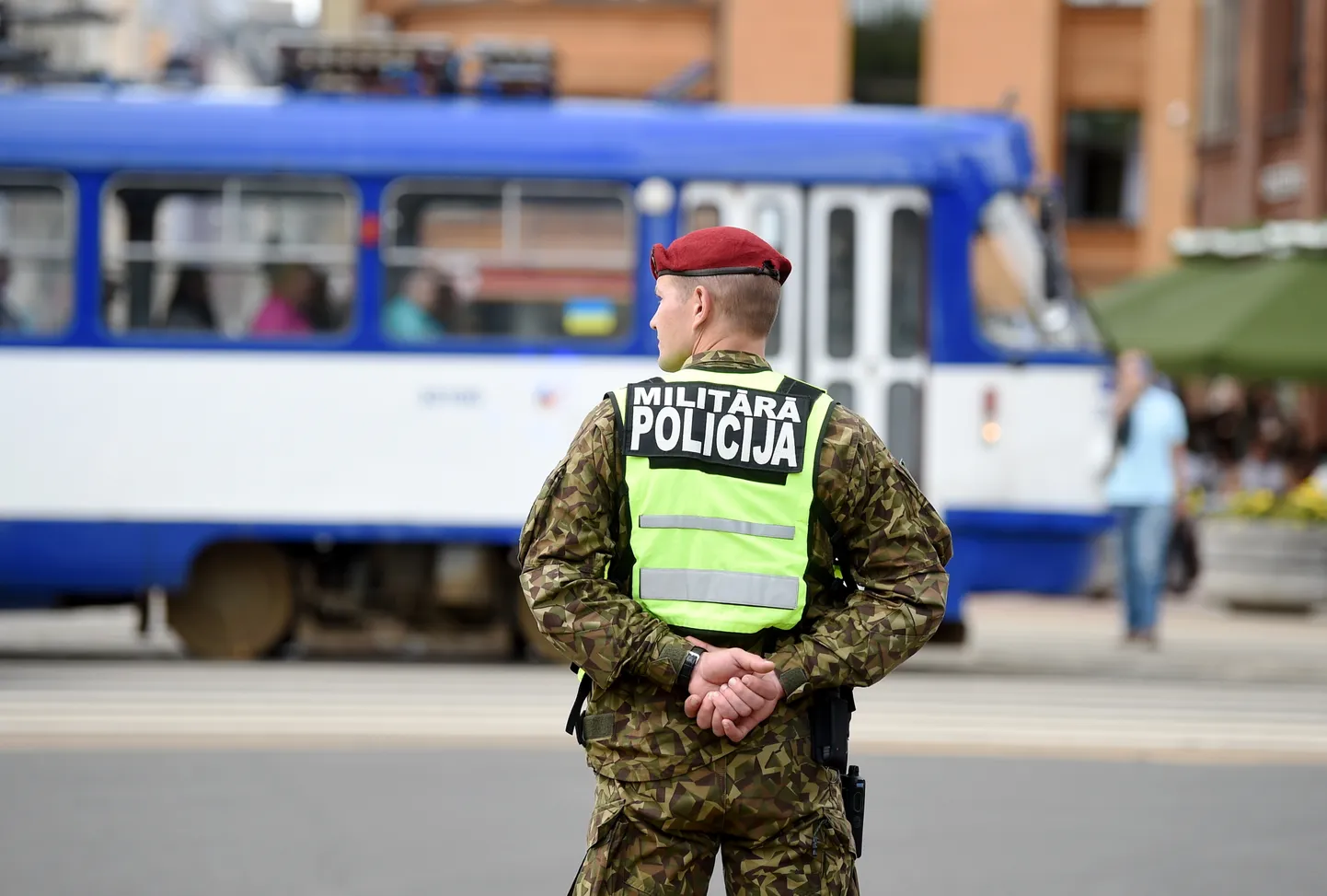 Militārā policija pie Brīvības pieminekļa NATO paplašinātās klātbūtnes kaujas grupas Latvijā 5. gadadienai veltītās foto izstādes "NATO paplašinātās klātbūtnes kaujas grupa Latvijā - 5 gadi" atklāšanas pasākuma laikā.