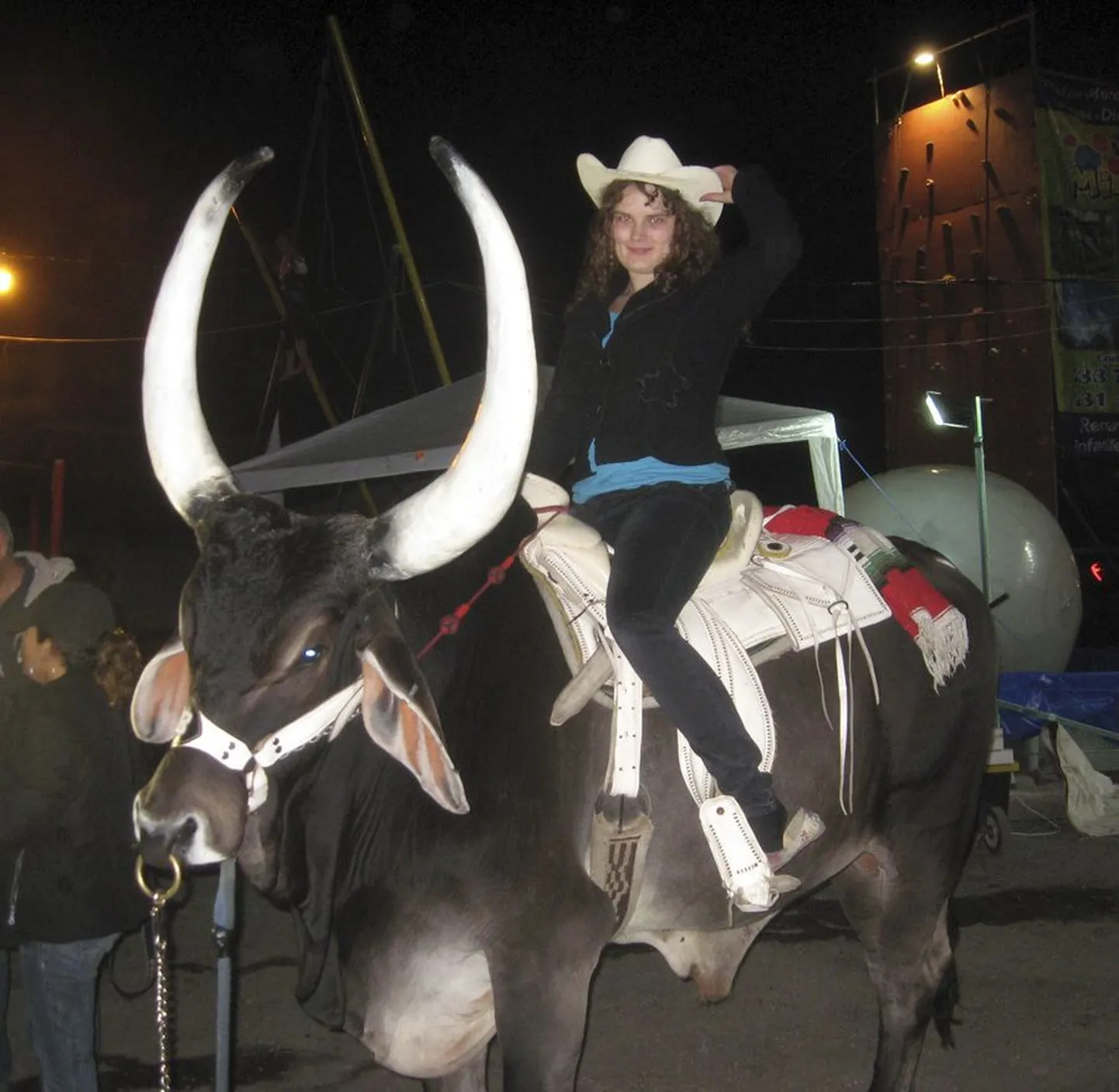 Eestis pole härgi tööloomadenagi eriti kasutatud, saati siis ratsutamiseks. Mehhikos sattus Keily Tammaru aga juba esimestel nädalatel härja selga. Stiilne kaabu kuulus muidugi sellise ettevõtmise juurde.