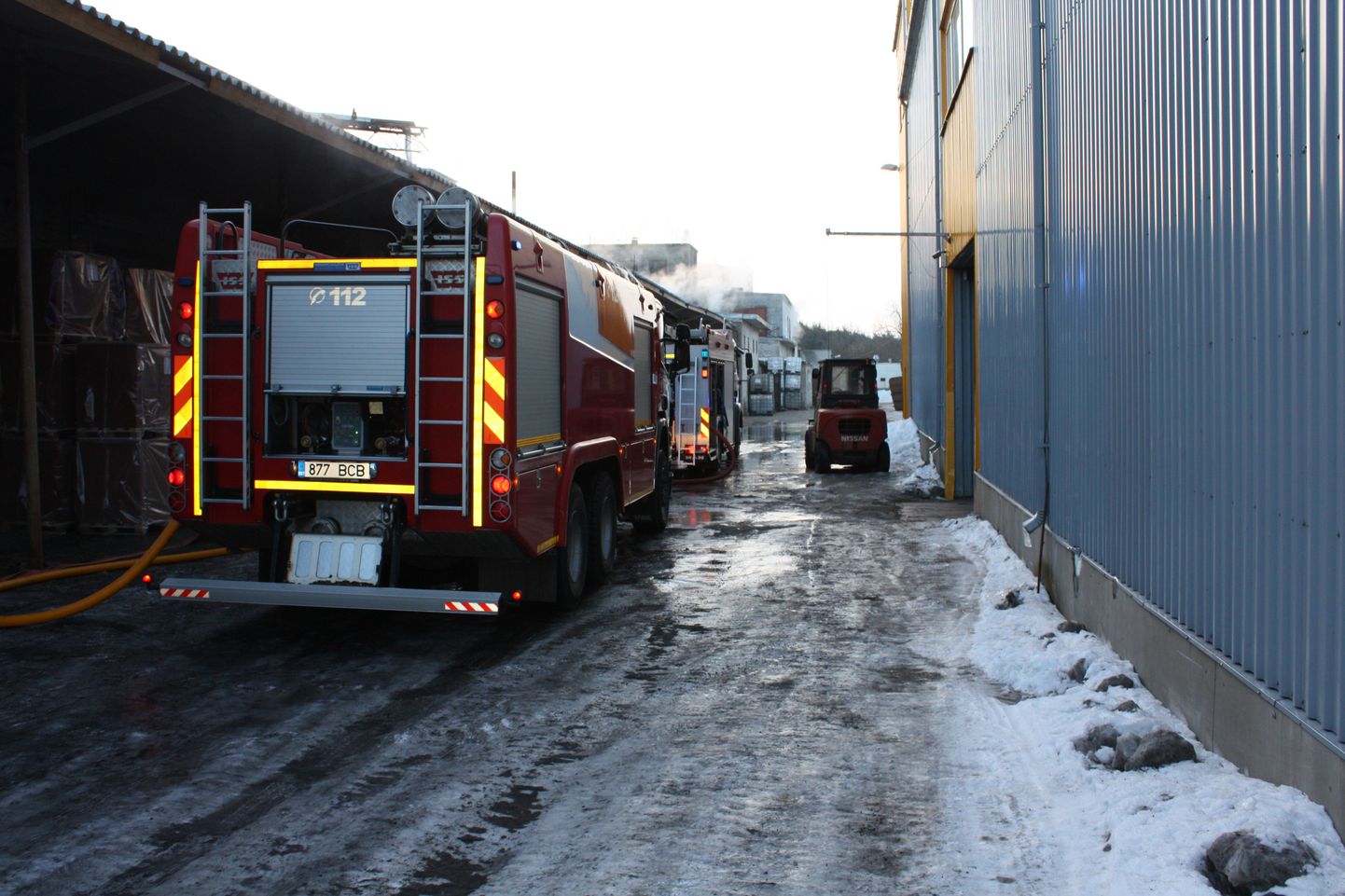 Päästjad said hommikul väljakutse Pärnus Rääma tänaval asuvasse Viisnurga puidutsehhi, kus põles kuivatipealne.