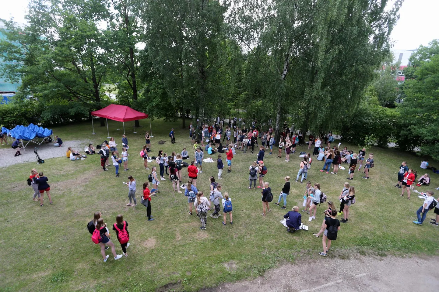 Malevlaste kogunemine juunis 2018 Anne noortekeskuse juures.