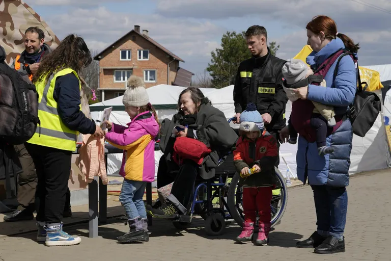 Беженцы из Украины на пропускном пункте Медыка в Польше. 