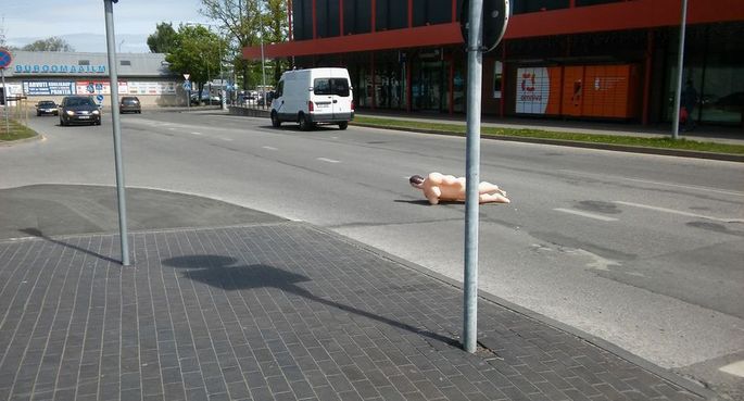 Нагота не помеха: по улице Орска бегала голая девушка