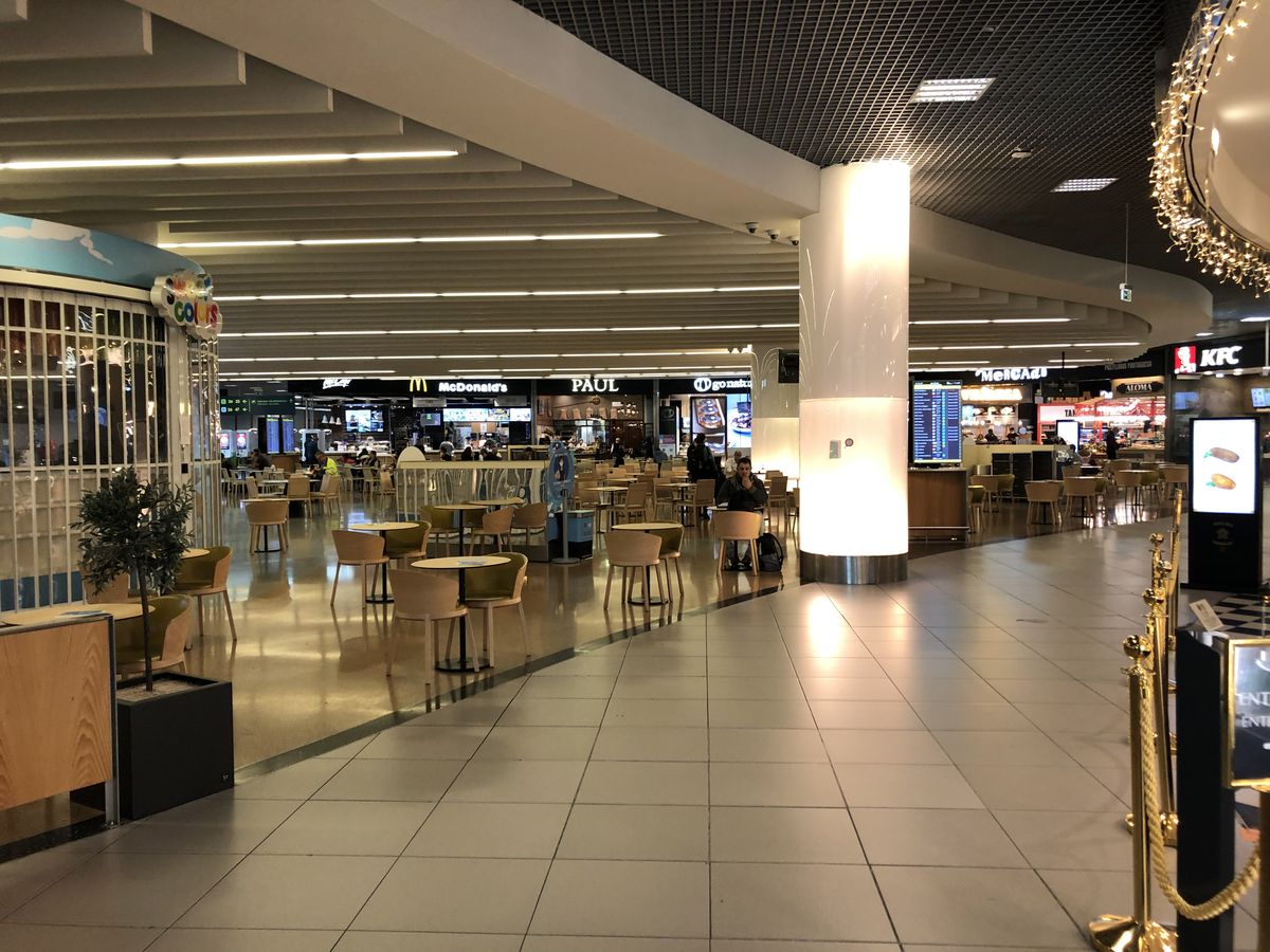Пустые столики в зоне ожидания аэропорта Лиссабона.