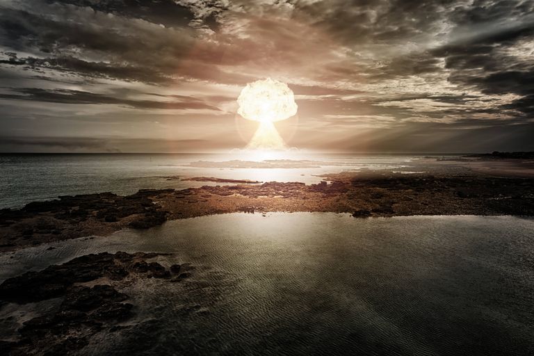 Ядерный взрыв над морем. Фото иллюстративное.