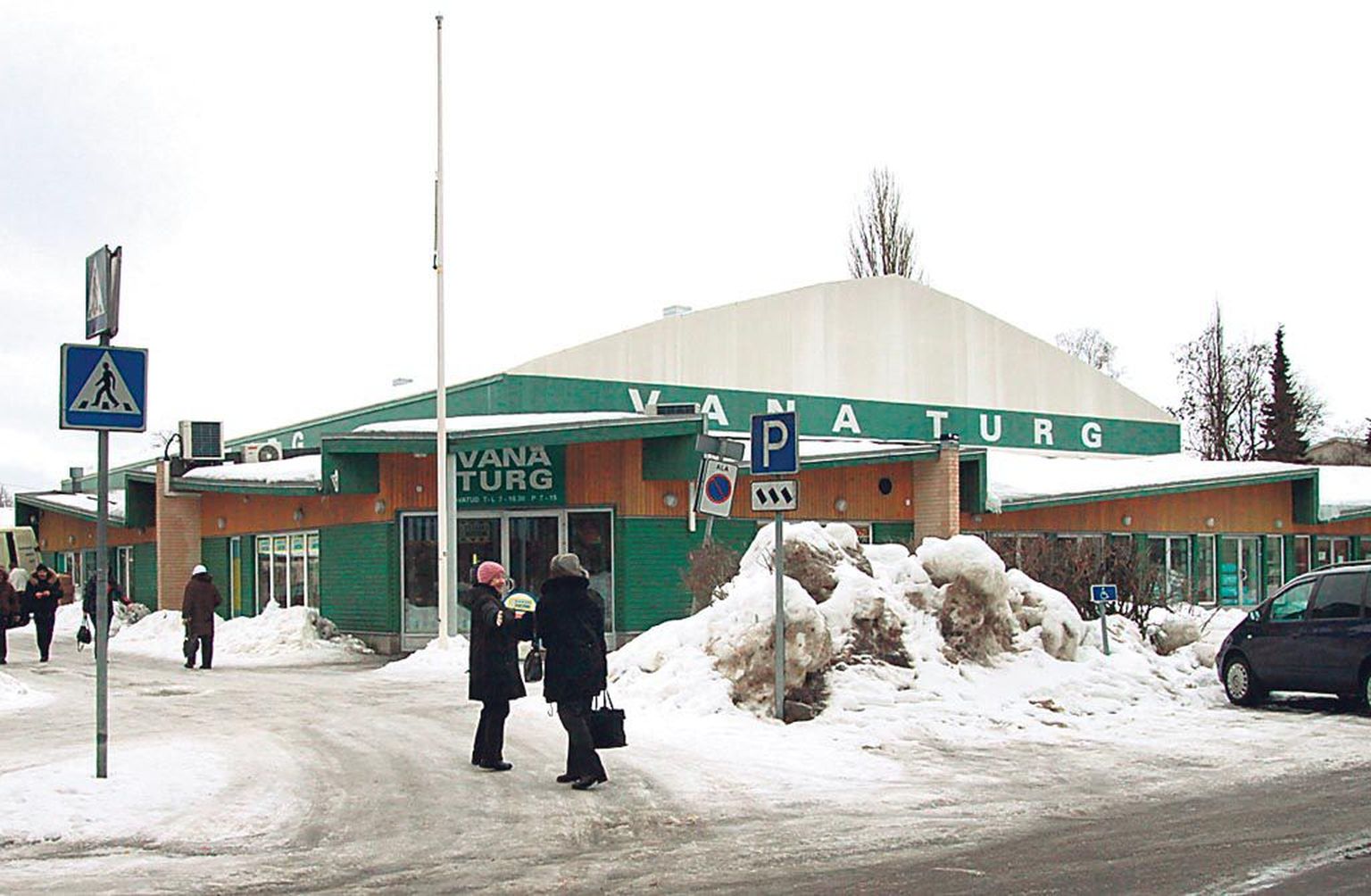 1950ndatest pärit Vana turg pole kunagi olnud vana ajaloolises mõttes, sest linna vanad turuplatsid asuvad hoopis mujal. 2000. aastaks oli turuplats aga siiski sedavõrd kulunud, et tervisekaitsetalitus võttis turuomanikult ajutiselt kauplemisloa. Kui nähti, et sanitaarremontidest enam ei aita, kerkis 2003. aastal Vana turg uuesti ehitatuna.