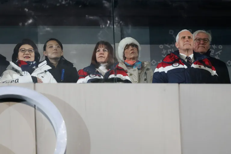 Paremalt: Esireas paremal USA asepresident Mike Pence. Vasakult teine Kim Yo-jong.