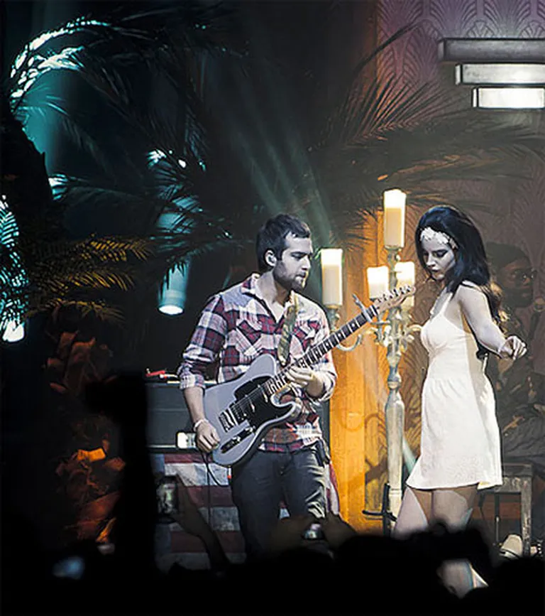 Lanas Del Rejas koncerti Eiropā pulcē tūkstošiem fanu 