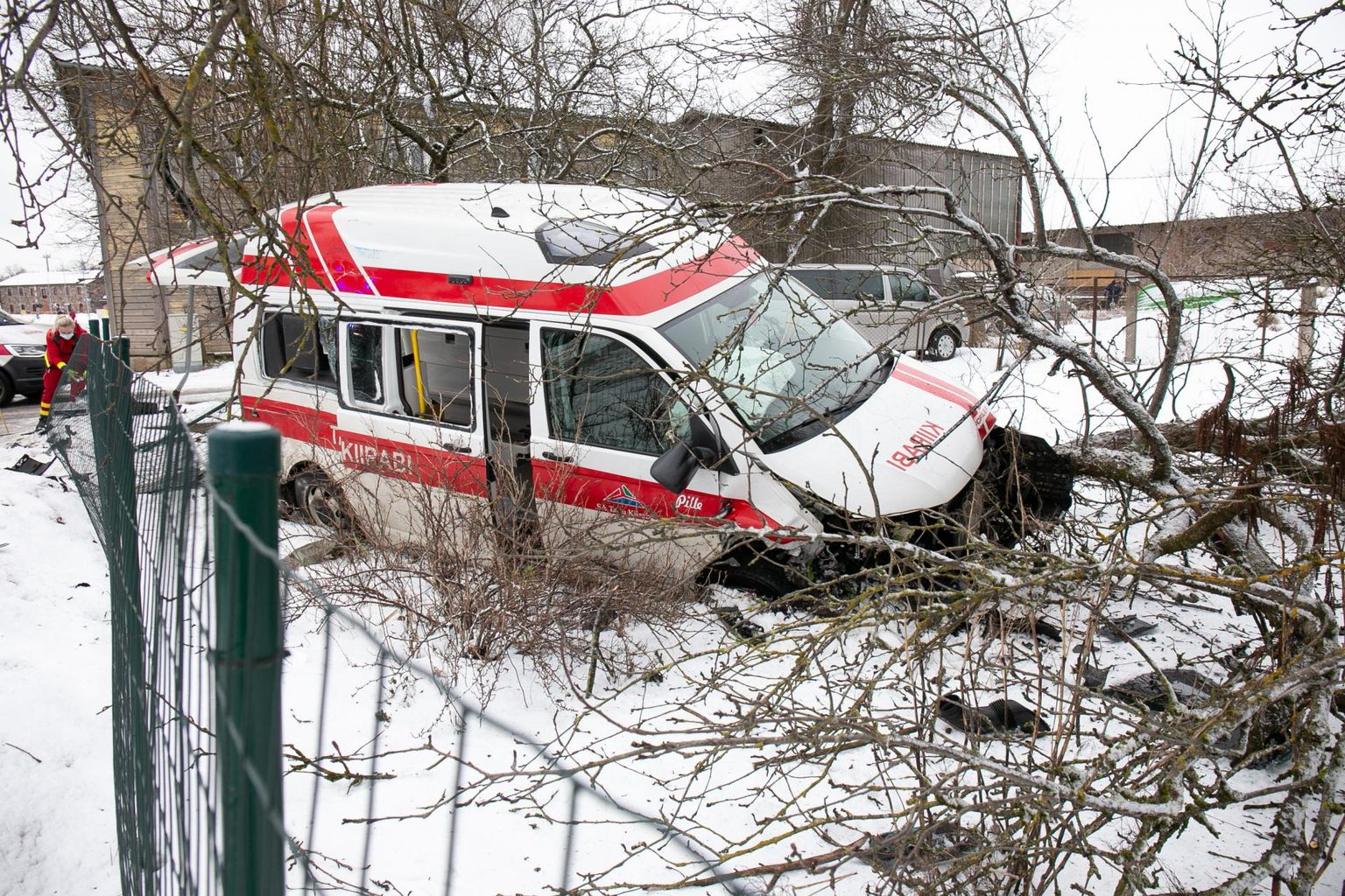 Kiirabiauto paiskus õnnetuse järel Pärnu maantee 9 maja aeda.