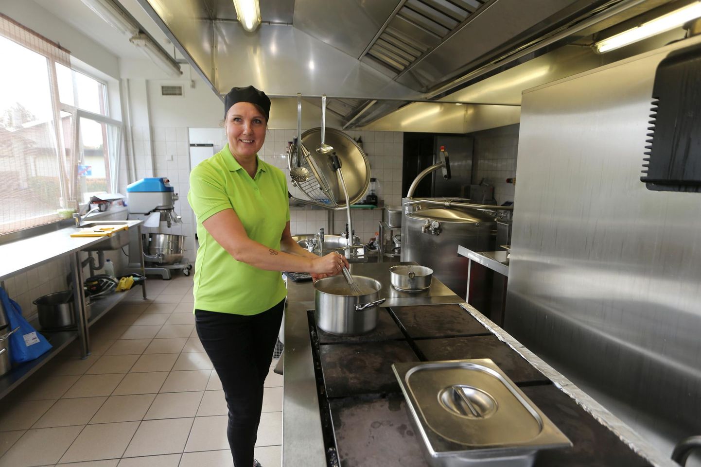 Merit Tilsen on üks kuuest Veeriku kooli kokast, kes asub hommikul vara tööle, et kaheksasada last ära toita.