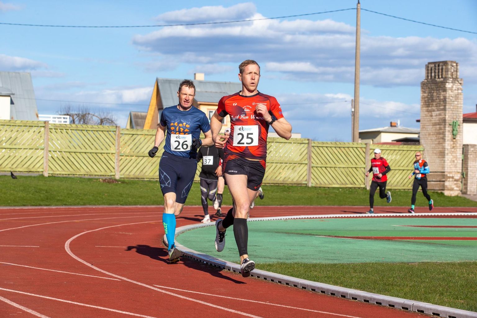 Staieri sarja avaetapil kolmapäeval Viljandi linnastaadionil jooksis 3000-meetrisel distantsil kiireima aja 10.12,1 välja Urmet Arusoo (esiplaanil).