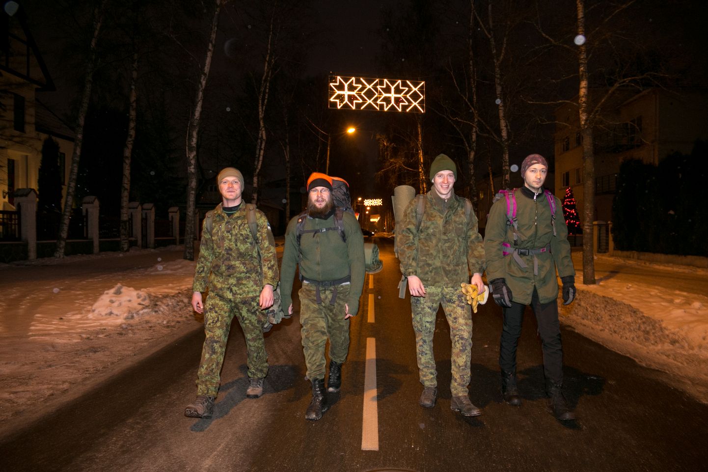 Ajateenistuses headeks sõpradeks saanud mehed asusid eile õhtul jalgsi Läti poole teele.