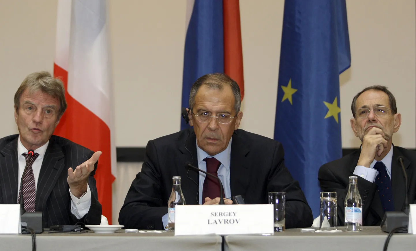 Vene välisminister Sergei Lavrov istumas Prantsuse kolleegi Bernard Kouchneri ja ELi ühtse välispoliitika juhi Javier Solana vahel.