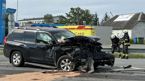 Галерея ⟩ На шоссе Таллинн – Нарва произошла тяжелая авария с участием фуры и внедорожника