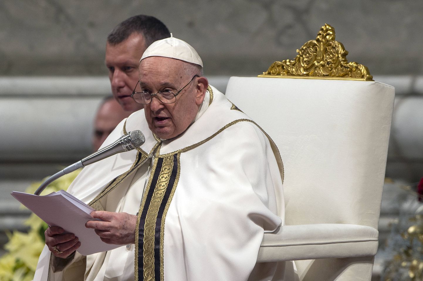 Paavst Franciscus missal Püha Peetri kirikus Vatikanis.