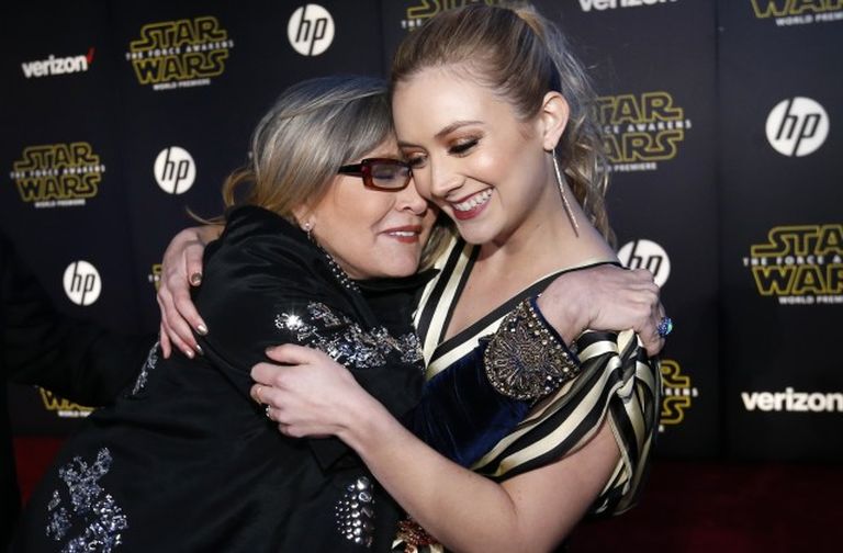 No kreisās. Kerija Fišere (Carrie Fisher) un Bilija Lorda (Billie Lourd) filmas "Star Wars: The Force Awakens" pirmizrādē