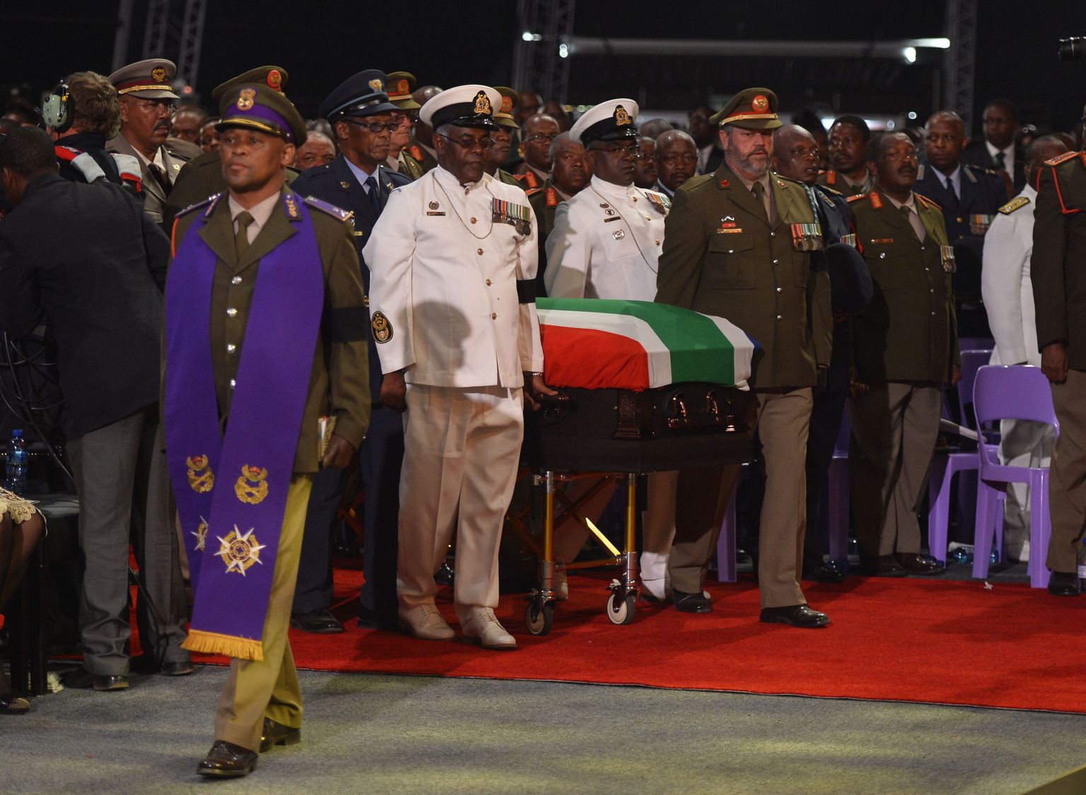 Lõuna-Aafrika vabariigi ekspresidendi Nelson Mandela sark toimetati täna Qunus matusetseremooniale.