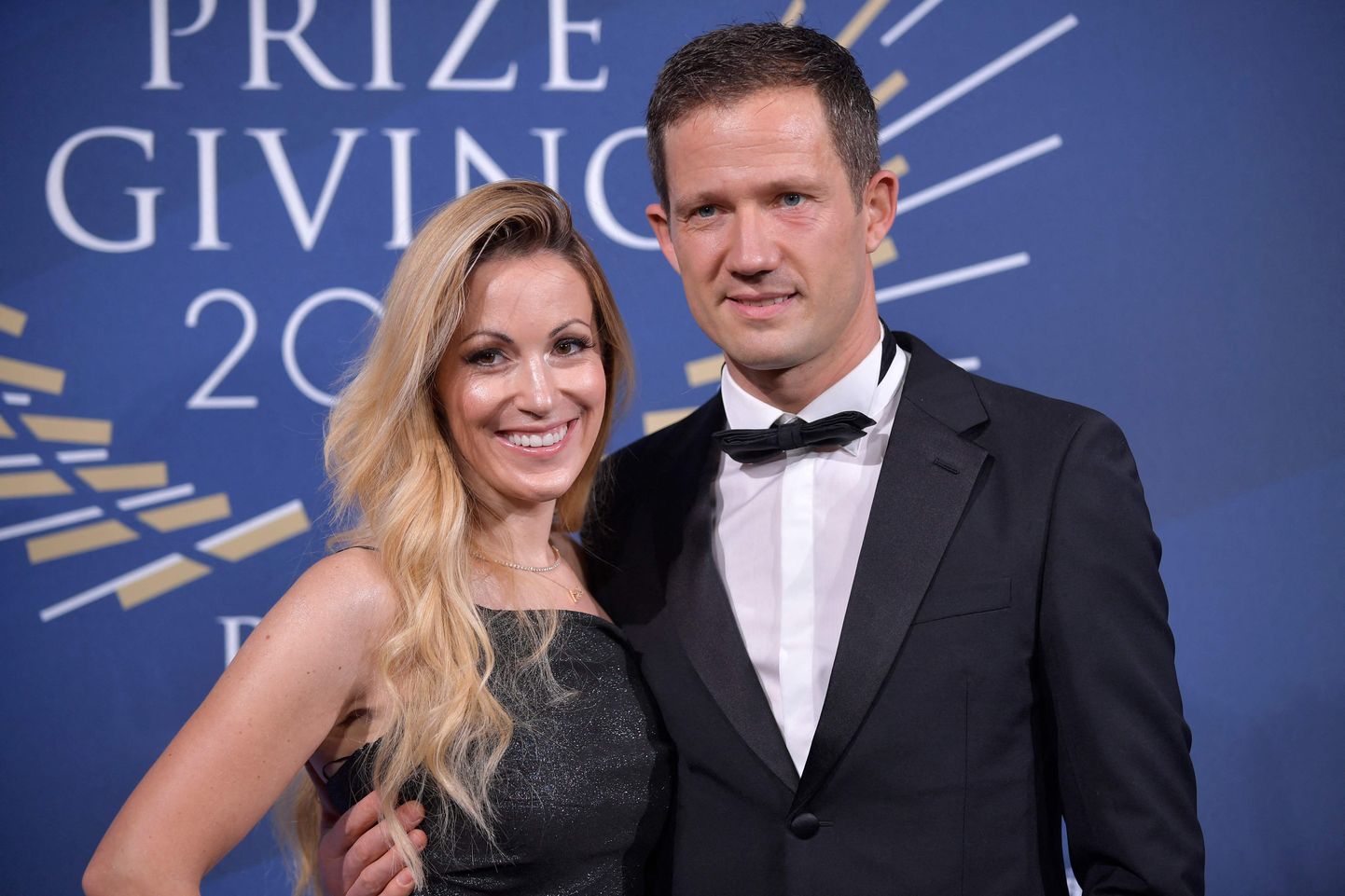 Sebastien Ogier (paremal) ja tema abikaasa Andrea Kaiser eile Pariisis toimunud FIA auhinnagalal.