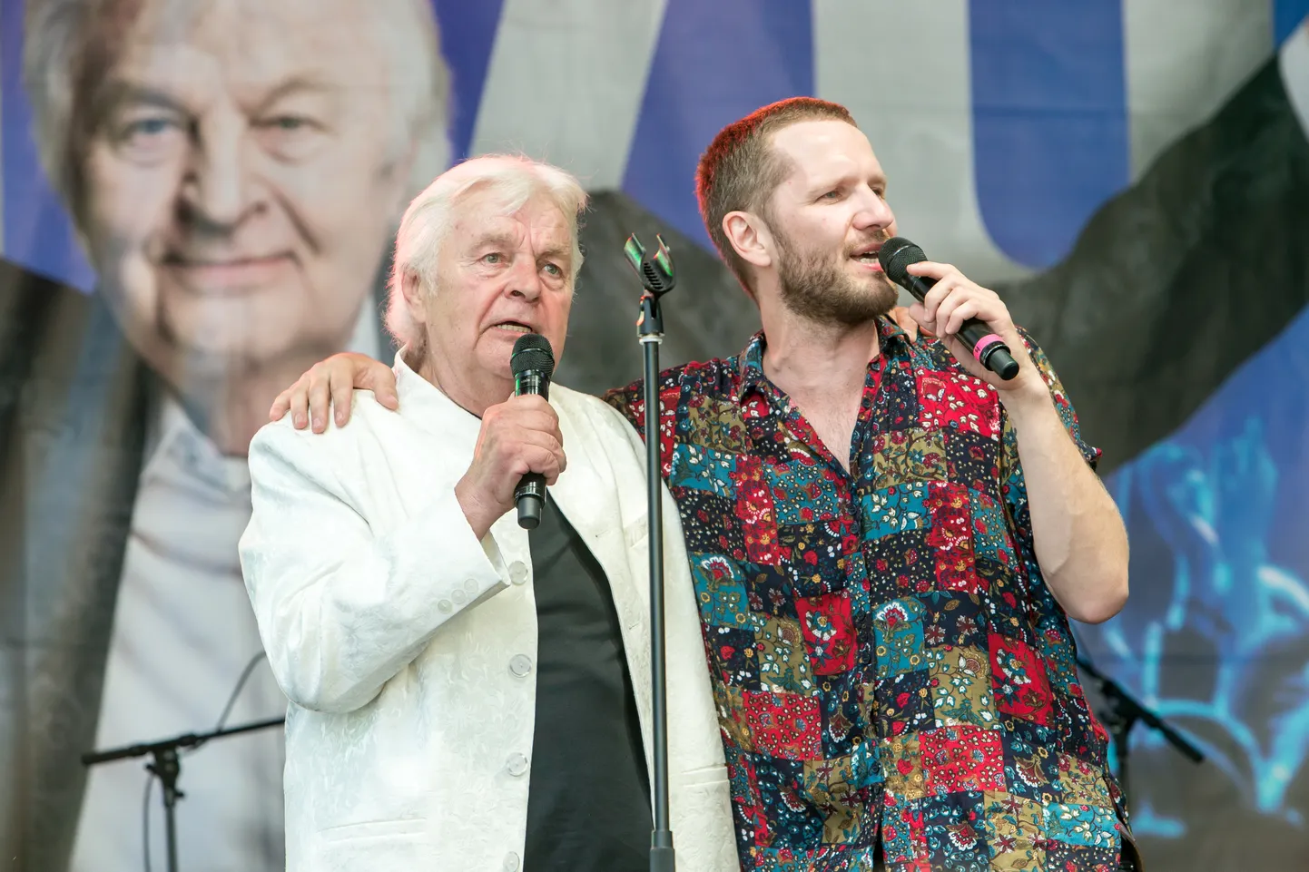 ISA JA POEG: Ivo Linna koos Robertiga esinemas juubelikontserdil  Kuressaares suvel 2019.