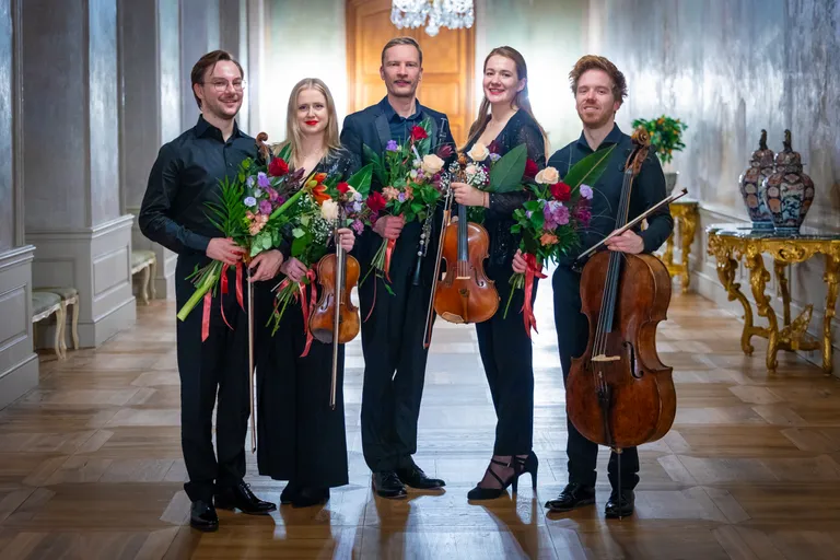 Berči kvartets: Gunārs Mūrnieks (vijole), Diāna Reimane (vijole), Elīna Čipāne (alts), Klāvs Jankevics (čells) un klarnetists Egīls Šēfers.