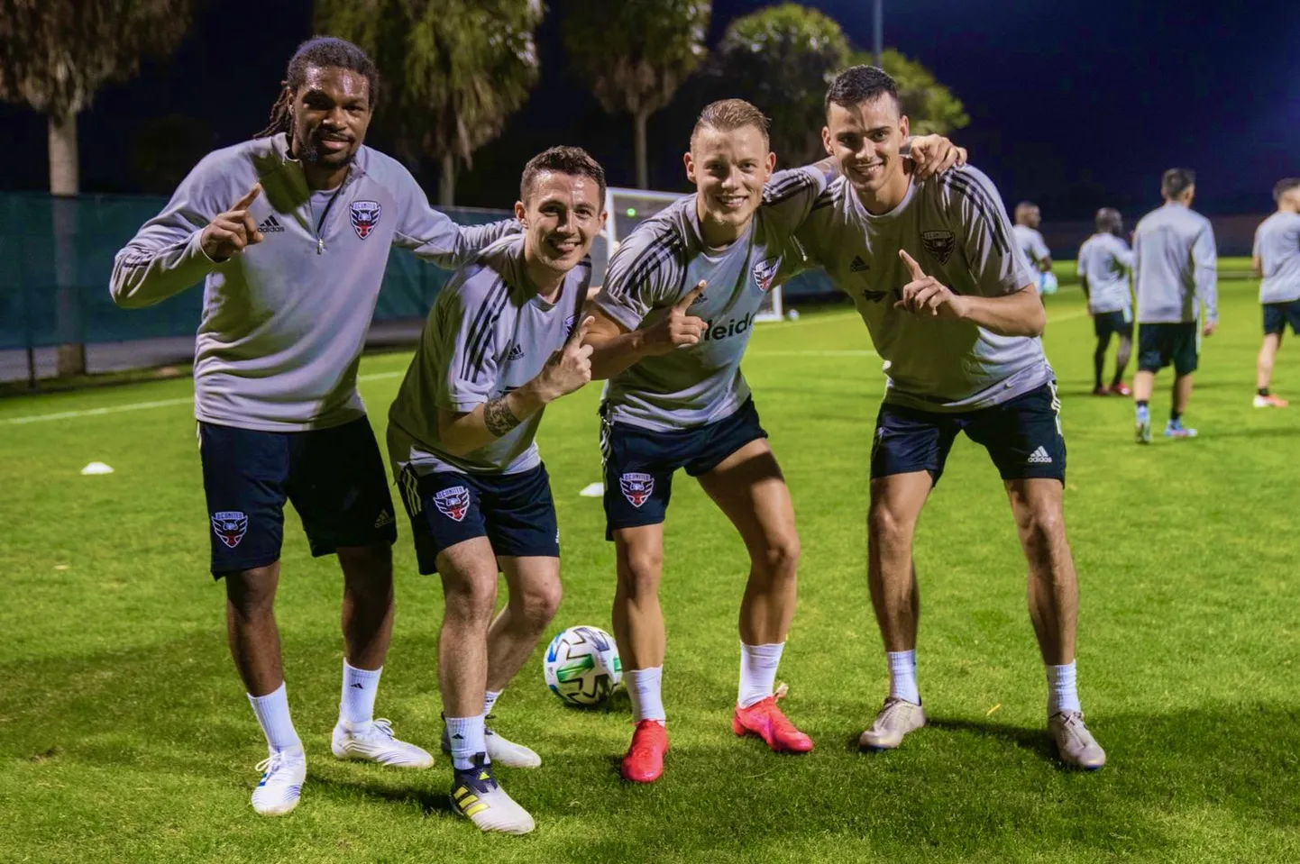 Erik Sorga (vasakult kolmas) D.C. Unitedi treeningul.