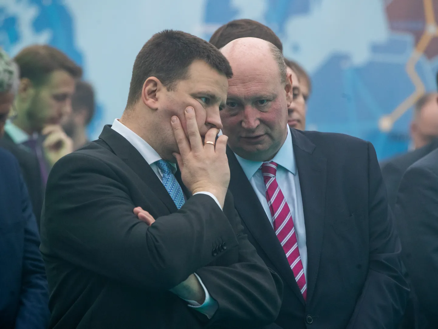 Rail Baltica esimese viadukti nurgakivi asetamine eelmise aasta hilissügisel. Pildil on Jüri Ratas ja Henrik Hololei.