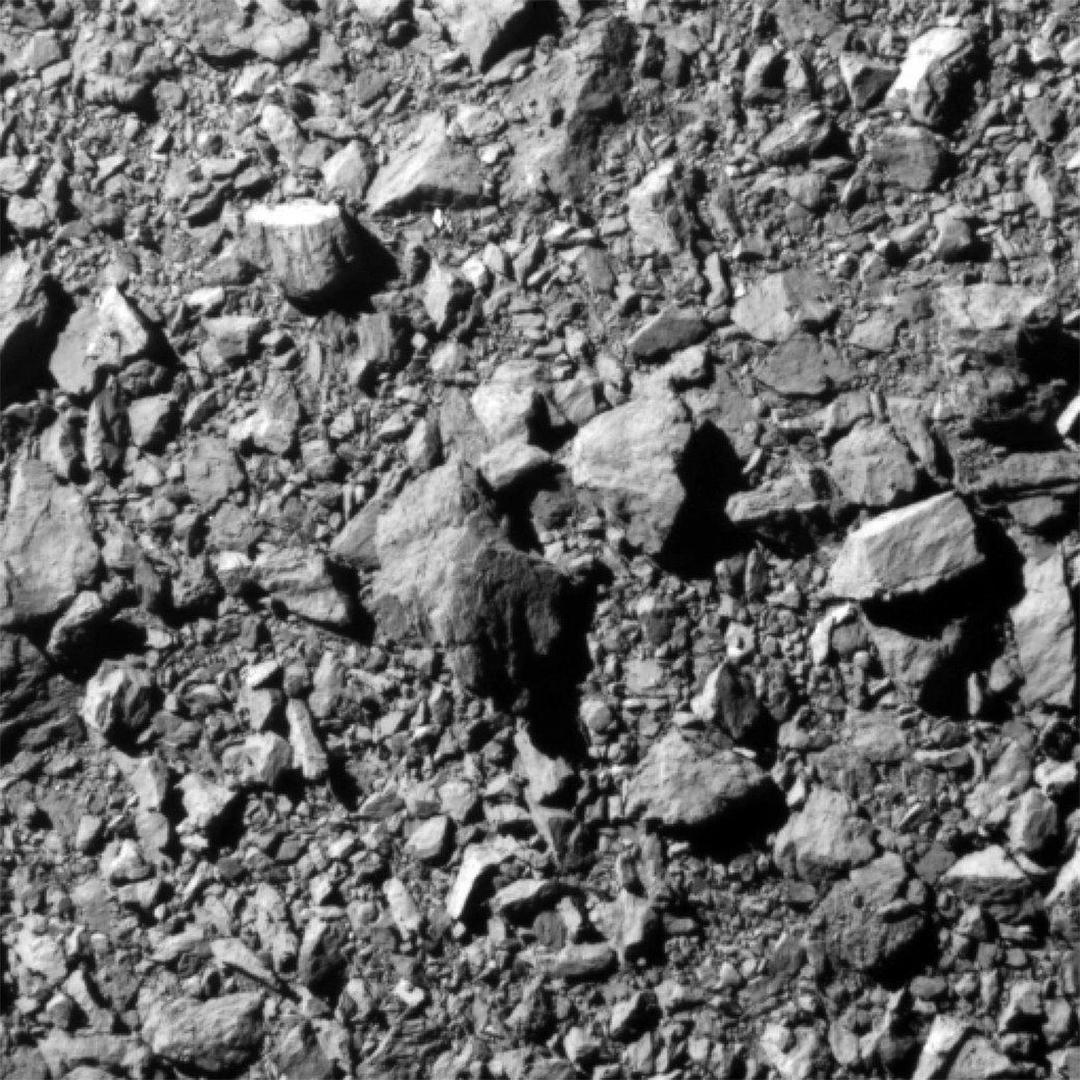 DARTi esiosas olev DRACO täppiskaamera nägi enne kokkupõrget just sellist pilti Dimorphose pinnast. Siis oli kosmiline buldooser kuukese pinnast 12 km kaugusel. DRACO on kitsa vaateväljaga kaamera, mille abil navigeeriti DART sihtmärgile. 