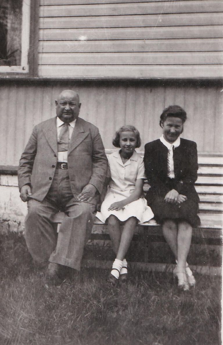 Aino Pervik vanhempiensa kanssa.