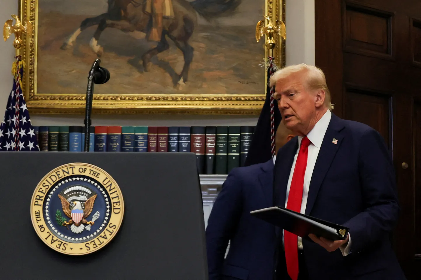 USA president Donald Trump kehtestas hulga kiirkorraldusi ja hakkab looma Ameerika tehisaru infrastruktuuri. Mõned juristid on hinnanud tema allkirjastatud tekste ja kahtlustavad, et need on koostanud tehisintellekt.