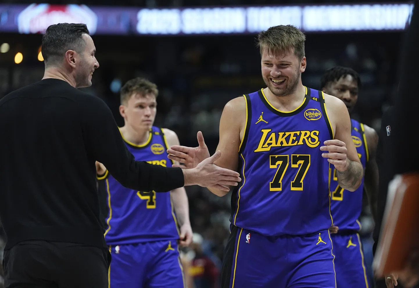Los Angeles Lakersi peatreener JJ Redick (vasakul) ja Luka Dončić.