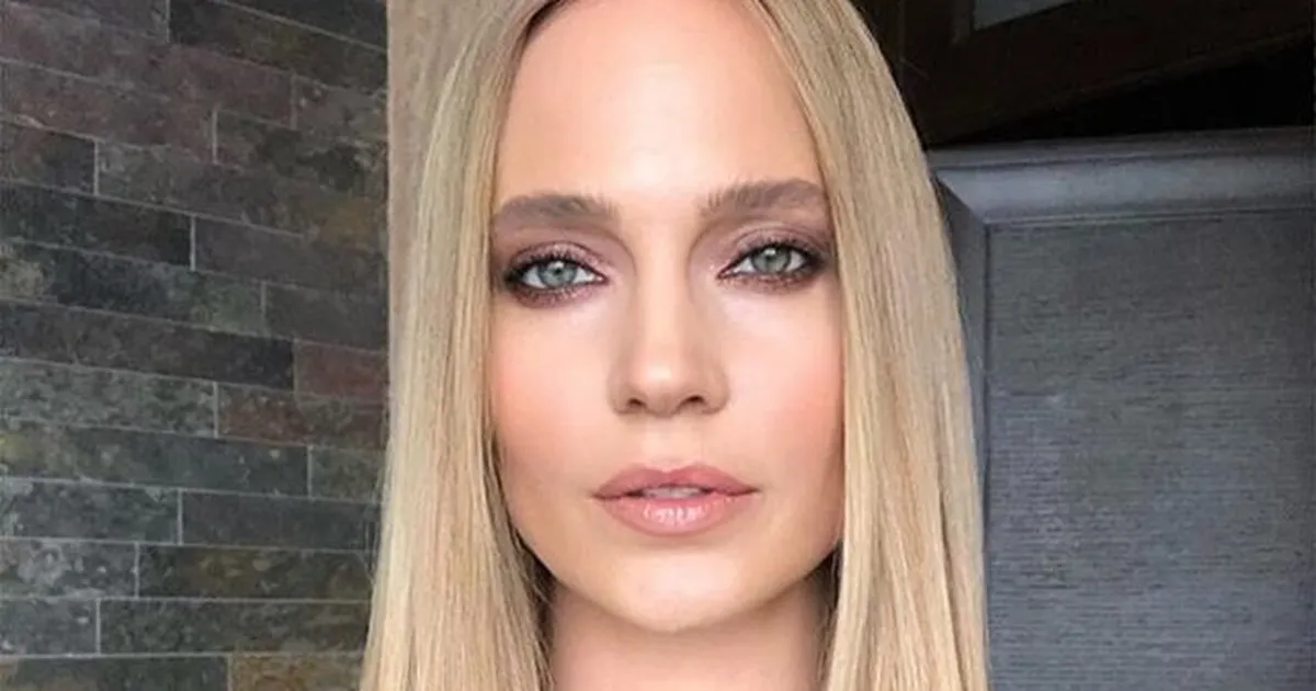 Трусики жоқ жетілген әйелдер