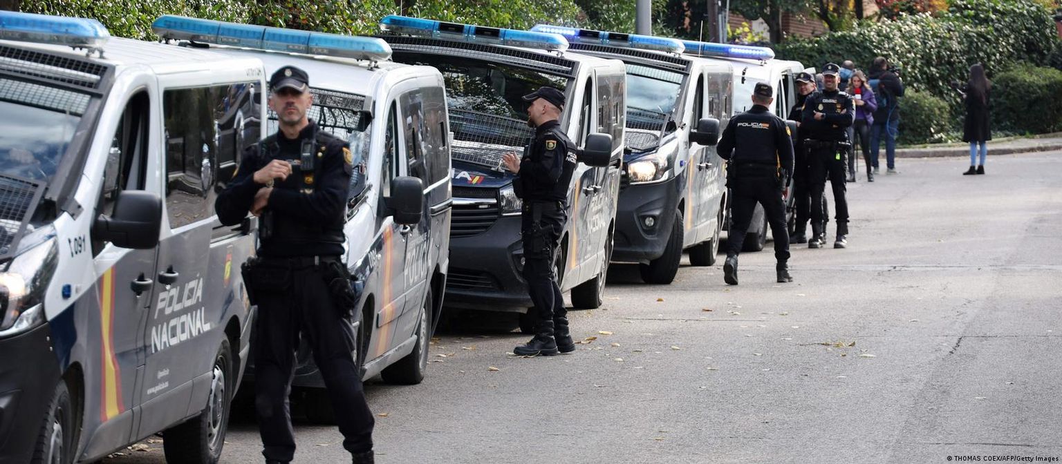 Испанские полицейские у посольства Украины в Мадриде 30 ноября 2022 года