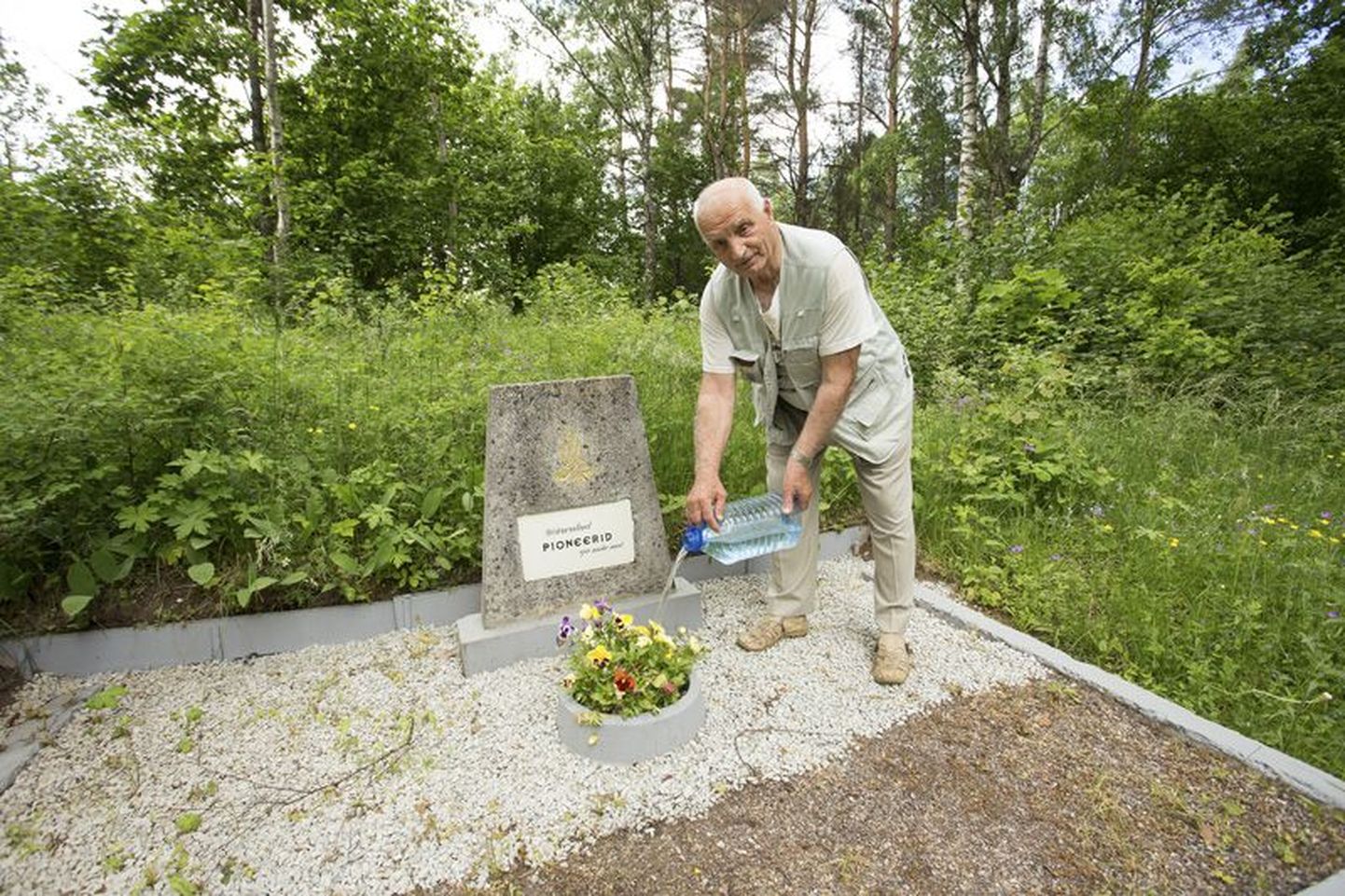 Georgi Kosjuk on seisnud hea selle eest, et hukkunud pioneeride haud korda saaks, ning käib ka selle eest hoolitsemas.