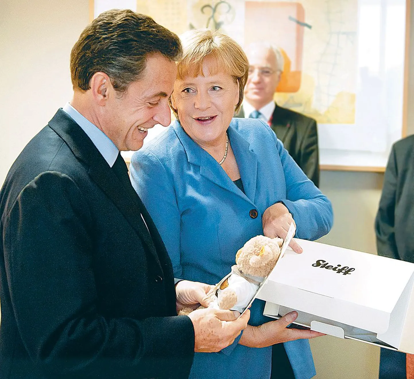 Prantsusmaa riigipea Nicolas Sarkozy ja Saksamaa kantsler Angela Merkel pühapäeval Brüsselis koos kaisukaruga, mille viimane kinkis 19. oktoobril Sarkozyde perre sündinud tütrele Giuliale. Spiegel ironiseeris, et kaisukaru oli ainus pühapäeval toimunud kõneluste käegakatsutav tagajärg, euroala võlakriisi läbirääkimiste käiku nimetas ajakiri piinarikkaks.